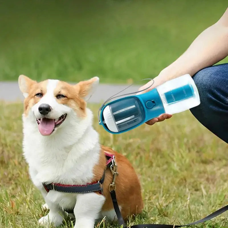 3-in-1 Trinkflasche für Hunde – Wasser, Futter & Kotbeutel in einem